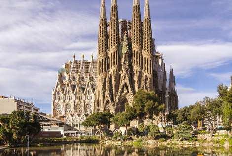 Ma è il centro storico di Palma la vera perla da scoprire: dalla cattedrale di Santa Maria di Palma, meglio conosciuta come La Seu e adornata da un baldacchino opera di Gaudí, al murales in