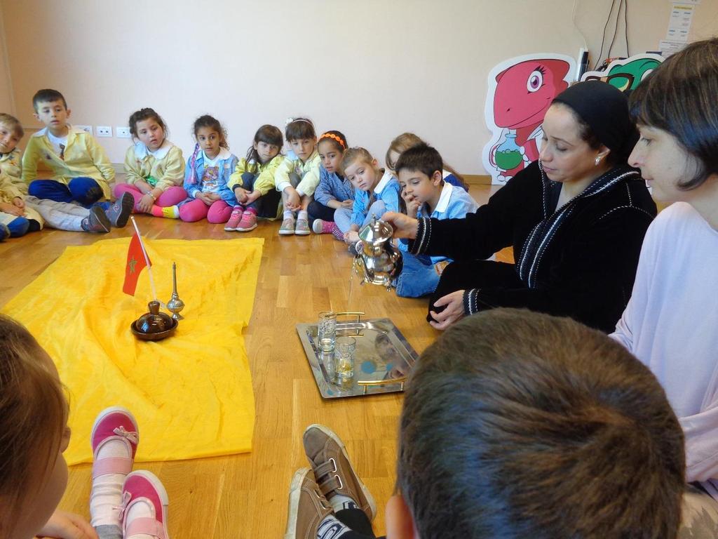 «Viaggio» in Marocco Incontro con la mediatrice culturale che racconta ai bambini il significato della bandiera di quel paese (il colore rosso: amore e la stella: pace); descrive la città in cui è