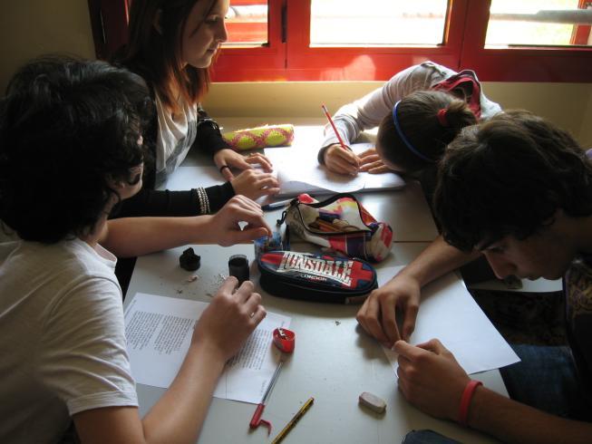 Inizia l analisi del messaggio Nel laboratorio Adolescenza a fumetti il lavoro è stato introdotto presentando alla classe una breve storia del fumetto, disegnando alla lavagna differenti tecniche di