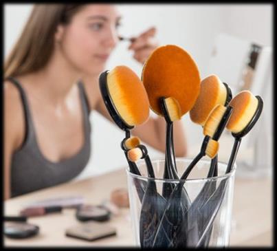 Scopri subito per truccarti il nuovo set professionale di pennelli da trucco ovali Sei Bella(11 pezzi)! Un completo e pratico set per applicare il trucco, ottenendo un risultato professionale.