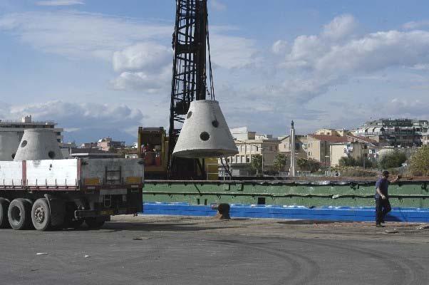 Il loro trasferimento e posizionamento in zona è avvenuto tramite un pontone attrezzato. Fig. 21. Una campana in calcestruzzo caricata sul pontone.