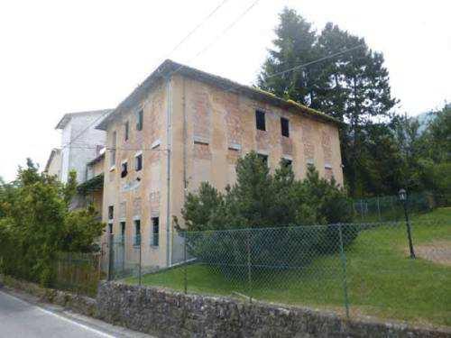 Area cortilizia di pertinenza. Prezzo base Euro 31.500,00 Prezzo minimo: Euro 23.625,00 Vendita senza incanto: Offerte entro il 11/06/2019 alle ore 12:00. Data vendita il 12/06/2019 alle ore 15:00.