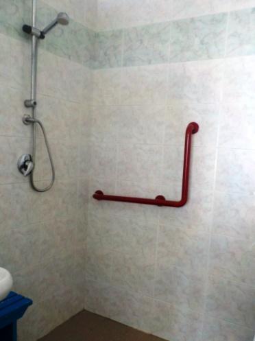 E presente un campanello elettrico a corda Altezza sotto il lavabo per accostamento carrozzina 79 cm,