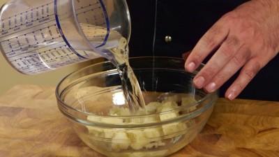 pane raffermo e ammollatelo in una ciotola con dell'acqua.