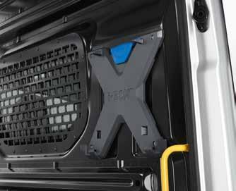 Il supporto si monta agevolmente sulla parete divisoria del veicolo e consente di fissare o prelevare il set per la sicurezza del carico con pochi gesti. Solo per il Crafter.