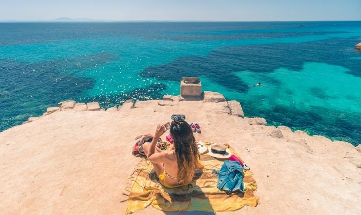 30 Agosto Venerdì ESCURSIONE ALLE ISOLE EGADI (Favignana e Levanzo) Prima colazione. Maccheronata a bordo. Trasferimento di buon ora al porto di Trapani e partenza in battello turistico per Favignana.