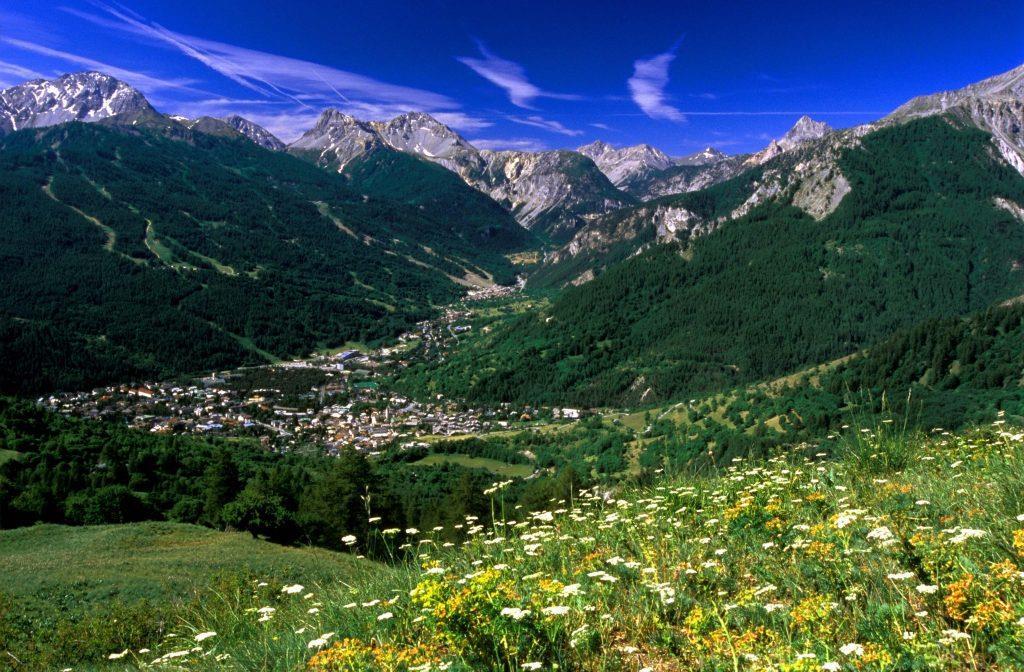01. LOCATION Bardonecchia Bardonecchia non è soltanto una delle località sciistiche più rinomate d Italia, ma anche una delle mete più turistiche delle Alpi durante l estate.