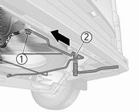 La ruota di scorta si trova sotto il sottoscocca posteriore ed è fissata con un bullone di sicurezza che può essere rimosso solo con la chiave a bussola in dotazione. Attrezzi per il veicolo 3 195.