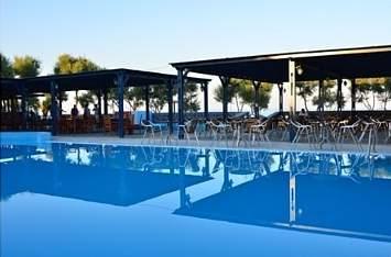 Il ristorante serve la colazione, il pranzo e la cena, mentre il bar a bordo piscina propone una selezione di spuntini e bevande durante tutto il giorno.