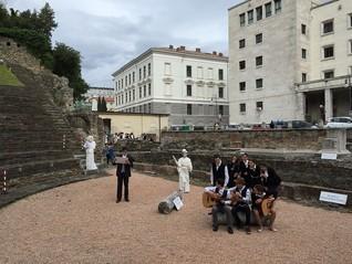 Corsi, classi IIIA e IIIB), nell ambito del Progetto Nazionale La Scuola adotta un monumento, si travestiranno per la visita animata Scene da altri tempi, con la quale