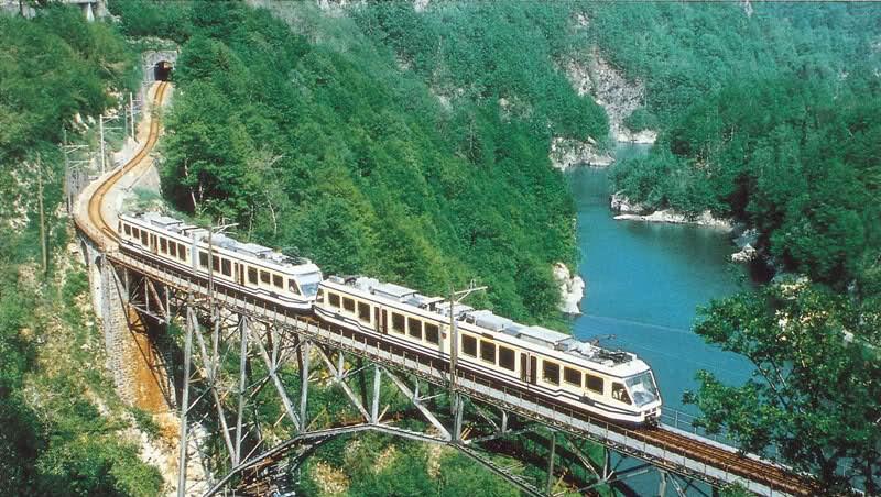 Incontro con la guida e successivo imbarco sul battello. Ore 11.15: Navigazione del Lago Maggiore con pranzo a bordo.