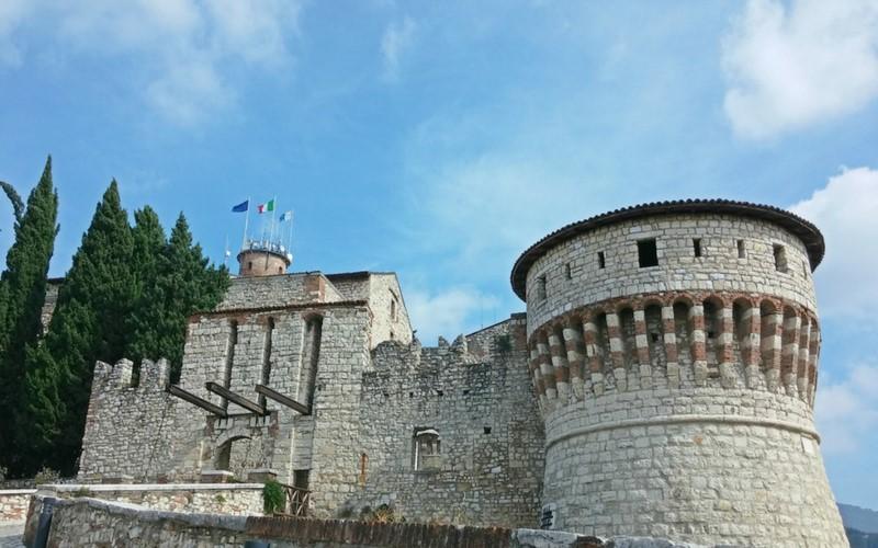 IL MUSEO DELLE ARMI DI BRESCIA CON PRANZO IN AGRITURISMO E DEGUSTAZIONE IN CANTINA Menù CALICE DI FRANCIACORTA Scelta di salumi nostrani Bruschetta contadina Sfogliata calda alle