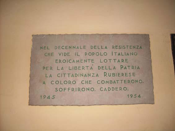 In Ricordo dei Caduti nel decennale della Resistenza Si tratta di una lapide in marmo bianco con epigrafe in incavo di colore verde. L'inaugurazione risale al 1954.