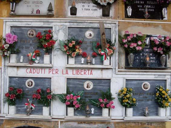 Ai Caduti per la Libertà Trattasi di cinque avelli in marmo grigio sormontati dall'epigrafe commemorativa di colore rosso.