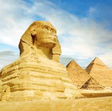 Si stima che fra il 2700 a.c. e il 2200 a.c. furono costruite circa un centinaio di piramidi.
