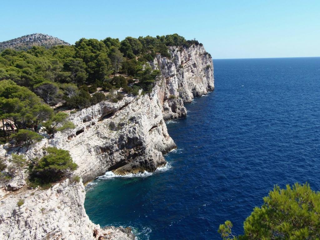 dal 23 aprile fino al 9 ottobre 2016 delle crociere di una settimana a bordo di moderni motovelieri a 2 o 3 alberi lunghi da 20 a 43 m e larghi da 6 a 8, dotati di tutte le attrezzature e i comfort