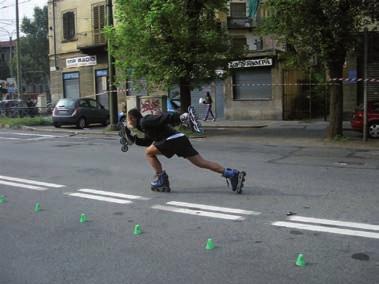 URBAN ROLLER CORSO DI PATTINAGGIO FREESTYLE L Associazione ha lo scopo di promuovere il pattinaggio in linea come forma di mobilità cittadina alternativa a impatto zero e organizza inoltre corsi di