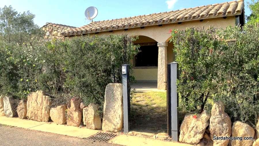 Villa Filirea A 400 m dalla splendida spiaggia di Cala Sinzias, a sud di Costa Rei, vi proponiamo una recente villa unifamiliare con ottime finiture.