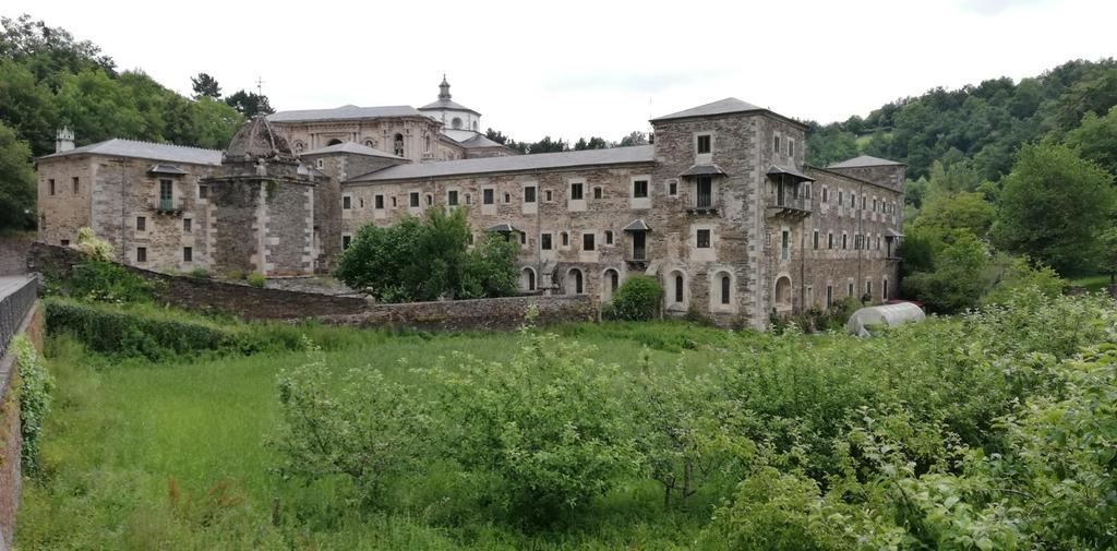 Il Monastero benedettino di Samos, uno dei più antichi ed importanti della Spagna - contò sulla protezione di re e papi diventando uno dei centri religiosi e culturali più importanti della Galizia.