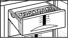 Estraendo il primo cassetto: u Estrazione degli accumulatori di freddo: afferrare lateralmente gli accumulatori di freddo ed estrarli verso il basso. * Fig.
