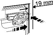 13 (50) in alto e in basso con viti Fig. 13 (51), in modo che la squadretta possa spostarsi ancora un po a sinistra e a destra. Fig. 13 u Staccare la pellicola protettiva dal coprifuga Fig. 14 (22).