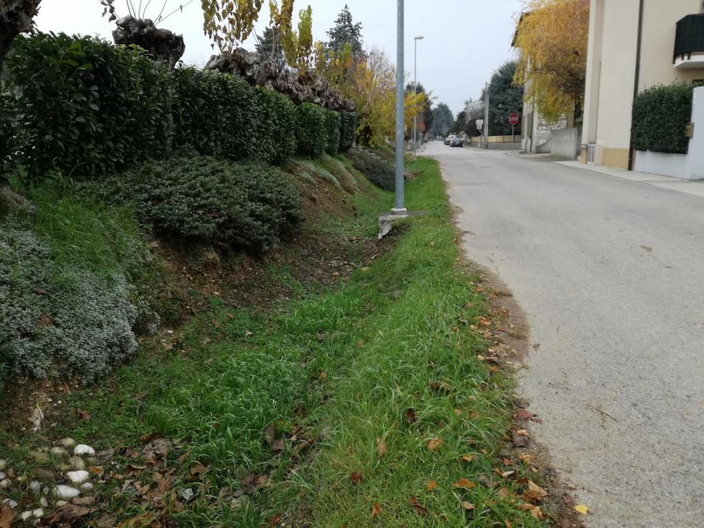 L allineamento del margine stradale lungo via Cividina tiene in conto dell obiettivo di ottenere una corsia stradale di almeno 3,50 m e una distanza tra il limite della corsia e il profilo di