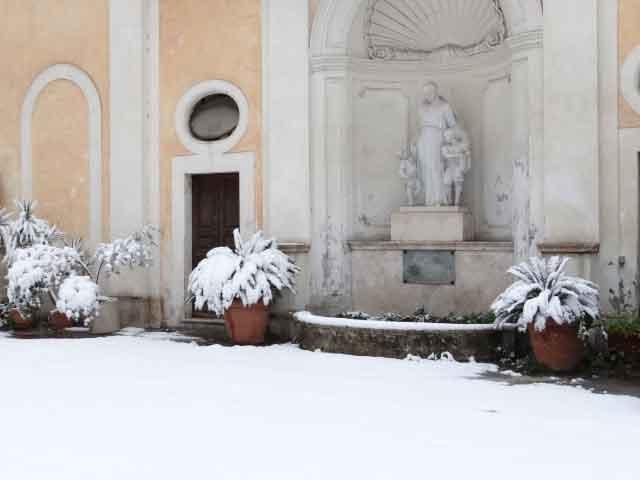 N eve a Roma. Le previsioni del tempo si sono compiute e Roma si è svegliata fra la neve il lunedì 26 febbraio. Il cortile del Collegio Nazareno risplendeva di bianco come non accadeva da tempo.