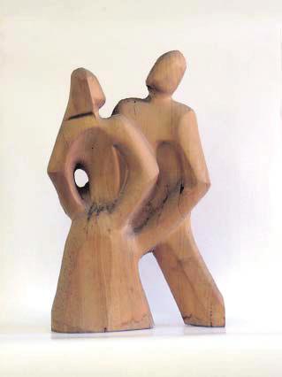 1947 SCULTURA Due figure che si stringono s 426 Scultura in legno intagliato a