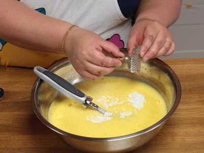 5 Versate la base di crema ottenuta nel guscio di pasta frolla ed infornate fino a quando la