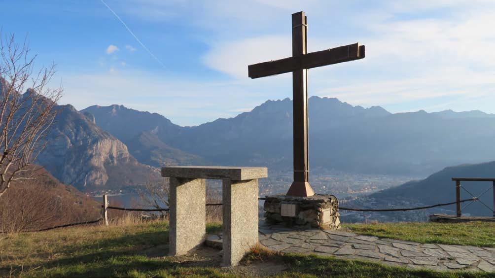 Superata questa piccola difficoltà tecnica, si arriva in breve presso la chiesetta di Sant'Isidoro, costruita a fianco del Sasso di Preguda da dove si può avere un bel panorama su Valmadrera e i