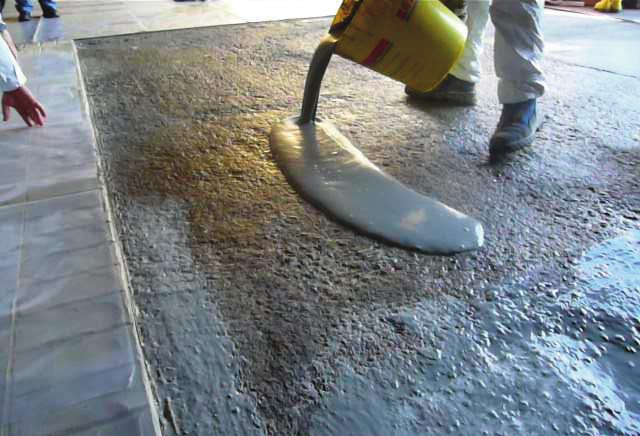 Prima di applicare il betoncino (SFERODUR FP o SFERODUR 2-5) ) o l intonaco (DECOQUARZ VERTICAL) verificare che lo strato di collante sia uniformemente bagnato.