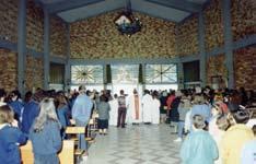Il 5 maggio 1991 viene inaugurata la grande vetrata artistica all ingresso della chiesa, opera di