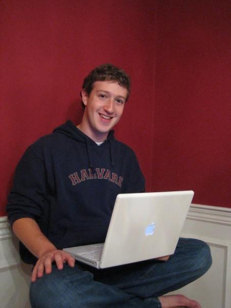 Facebook Facebook nasce nel 2004 come semplice bacheca di utenti in ambito universitario.