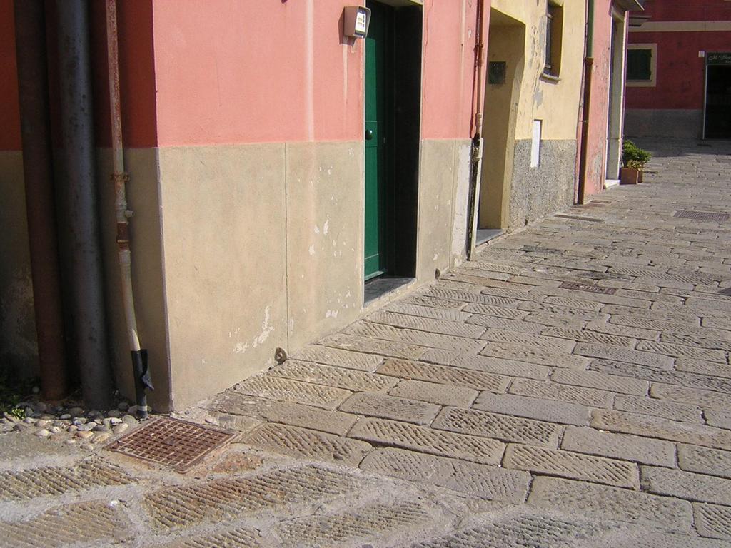 linee guida per la progettazione Piazza Nettuno lastricato in lastre di arenaria più piccole di quelle delle