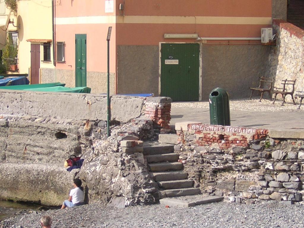 linee guida per la progettazione spiaggia limite piazza-spiaggia muretto in pietra, coronamento con bauletto in mattoni o in massello di