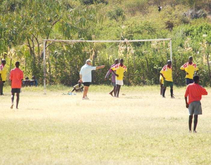 Durante la visita, i bambini hanno giocato a calcio in un torneo a cui hanno preso parte sia bambini che bambine.