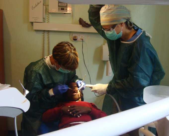 28 luglio Due dentiste, Silvia Fornara e Raffaella Lecchi di Milano, Italia, arrivate il 27 luglio a Karungu, sono venute al centro a