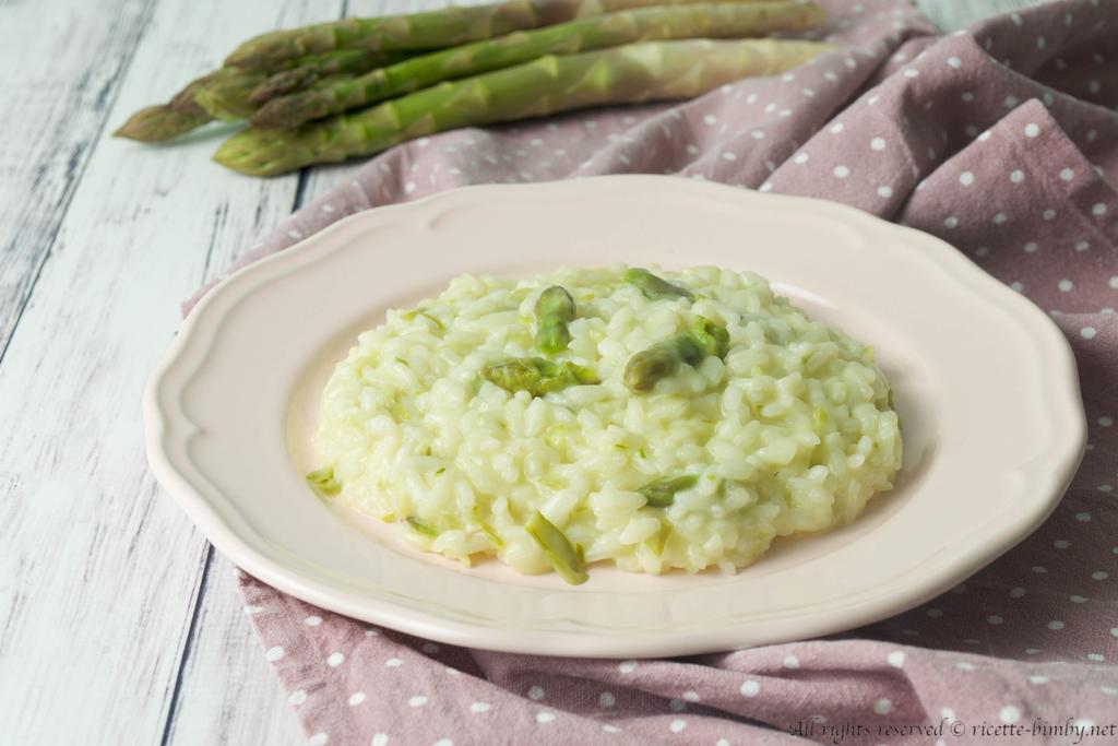 Risotto con gli asparagi per 4 persone 240 g riso 150 g asparagi 1 litro di brodo vegetale 20 g di parmigiano 1 scalogno Vino bianco burro Sale e pepe nero «Per la lean cooking utilizzare la uantità