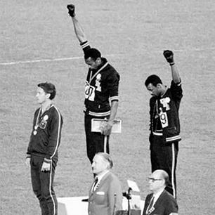 TOMMIE SMITH Vince l'oro nei 200 piani alle Olimpiadi di Città del Messico nel 1968 stabilendo un