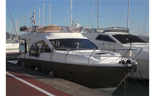 Cantiere: Sessa Marine Modello: Fly 0 Tipo: Bandiera: Costruzione: Prezzo Flying bridge Gran Bretagna Immatricolaz: 260.