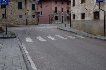 civico 3 (lato sinistro) mentre sul lato destro il percorso su marciapiede è ostacolato dalla