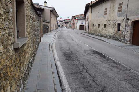 Foto 11 Foto 12 Foto 14 Foto 13 Poco prima di piazza Giulia, si trova un interruzione del marciapiede destro costituita da un accesso carraio che non è raccordato con il piano del marciapiede e