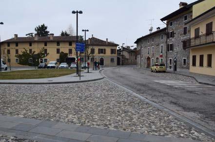 Sul lato sinistro della piazza è presente la fermata del bus, adiacente al marciapiede.