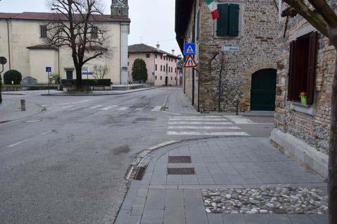 Giunti all altezza dell incrocio sulla destra con via Stretta, entrambi gli attraversamenti pedonali presenti (uno su via Stretta, l altro su via Filanda SP 33) sono ben raccordati con il piano