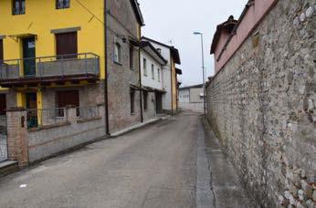 L ingresso della chiesa è raggiungibile mediante il superamento di quattro gradini oppure di una rampa (Foto 40,41) in lastre di pietra di larghezza pari a 2,08 m, lunghezza complessiva pari a 20