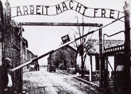 Ben 12 anni di olocausto, di sterminio e di assassinio dal 1933 al 1945, quando ci fu la liberazione