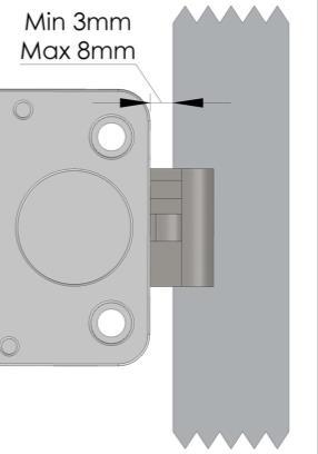 TechMaster La distanza tra la cassa della serratura SpringBolt e la battuta deve essere compresa tra un minimo di 3mm e un massimo di 8mm.