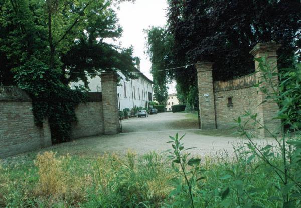 Muro di recinzione del Palazzo La Ghirardina Motteggiana (MN) Link risorsa: http://www.lombardiabeniculturali.