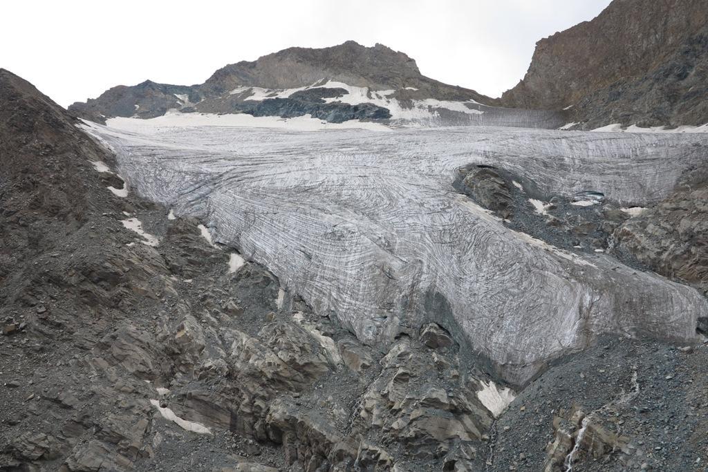 roccioso. Presenza di neve residua a valle del segnale NM13, delle parti centrale e destra idrografica della fronte e sulla superficie del ghiacciaio al di sopra dell altitudine di m 3250 (ELA).