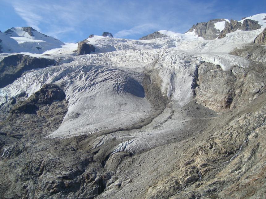 arretrare, lasciando allo scoperto una potente seraccata, un accumulo di glacio- nevato e non è misurabile.